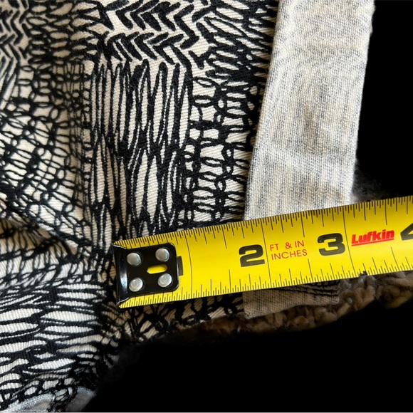 BDG Shortie Print Black Cream Cuffed Shorts Size 27 - Picture 8 of 8